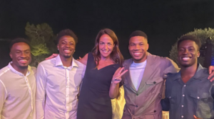 Η Δόμνα Μιχαηλίδου ανέβηκε σε καρέκλα για να φωτογραφηθεί με τους Αντετοκούνμπο!