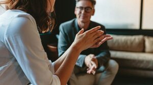 Πώς να κάνετε καλή εντύπωση: Ο απλός τρόπος για να ακούγεστε εξυπνότεροι όταν πιάνετε κουβέντα