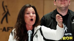 Απεργία στο Χόλιγουντ: Ο πύρινος λόγος της «νταντάς Φάιν» εναντίον των στούντιο γίνεται viral