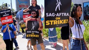 Χόλιγουντ: Συνεχίζεται η απεργία των ηθοποιών – Συμμετέχουν και κορυφαία ονόματα