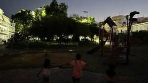 Στο σκοτάδι η παιδική χαρά