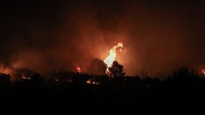 Νέα Αγχίαλος: Πύρινο μέτωπο στις Μικροθήβες - Υπό μερικό έλεγχο η φωτιά στην αποθήκη πυρομαχικών