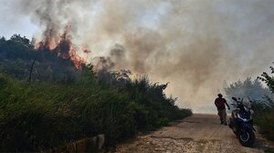 Φωτιά στα Δερβενοχώρια: Συναγερμός για τις νέες αναζωπυρώσεις – Μάχη να μην περάσουν στην Πάρνηθα οι φλόγες
