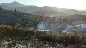 Λαμία : “Καπνίζουν” ακόμη Αφανός, Νέα Μαγνησία – σήμερα οι καταγραφές για τις καταστροφές