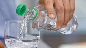 Τα πλαστικά μπουκάλια αλλάζουν ξανά: Μετά το μη αφαιρούμενο καπάκι έρχεται νέα καινοτομία