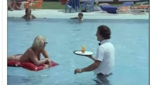 Όταν ο Νίκος Παπαναστασίου ως "Λαλάκης" σέρβιρε στην πισίνα