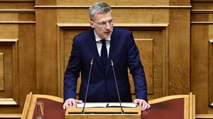 Σκέρτσος για ομόφυλα ζευγάρια: Με το νομοσχέδιο δεν θίγεται η κλασική πυρηνική μορφή οικογένειας