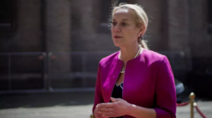 Ολλανδία: Aποχωρεί από την πολιτική η υπουργός Οικονομικών μετά από απειλές