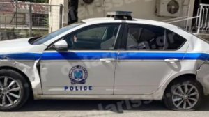 Φάρσαλα: Άνδρας εκτός εαυτού έκανε σμπαράλια περιπολικό με το αυτοκίνητό του!