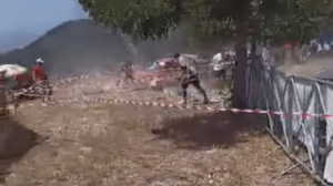 Δημητσάνα: Αυτοκίνητο έπεσε σε θεατές σε αγώνα ράλι - Σοκάρει το video!