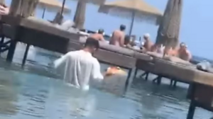 Φωτιά στη Ρόδο: Κάηκε το beach bar που ο σερβιτόρος παρέδιδε παραγγελία κολυμπώντας