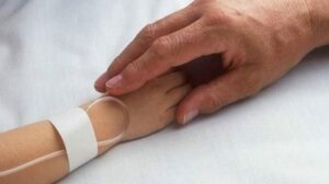 Σε καταστολή το 5,5 ετών αγοράκι που παρασύρθηκε από λεωφορείο - Φέρε πολλαπλά αιματώματα στο κεφάλι 