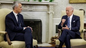 Ο Μπάιντεν χαιρετίζει τη «σταθερή ηγεσία» του Στόλτενμπεργκ 
