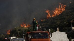 Δερβενοχώρια: Μαίνεται το τεράστιο πύρινο μέτωπο - Κατευθύνεται προς τη Μαγούλα