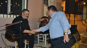 Ο Μιχάλης Καραμαλάκης σε κρητική βραδιά με τον Μανώλη Κονταρό