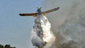 Συνεχίζεται η επιχείρηση κατάσβεσης της φωτιάς στην Κερασιά στο Άγιον Όρος