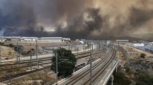 Πύρινη λαίλαπα στον Ασπρόπυργο: Αναφορές για εκρήξεις, κλειστή η Αττική Οδός