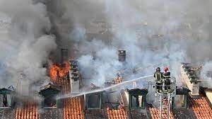 Φωτιές: Εκκενώθηκαν κάμπινγκ και σπίτια σε νησί στα ανοικτά της Τοσκάνης