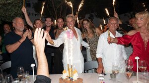 Στιγμιότυπα από τα λαμπερά 71α γενέθλια του Λάκη Γαβαλά στην Μύκονο