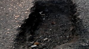 Κανείς δεν ασχολείται με την λακκούβα στην οδό Μαράντη