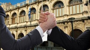 Ο Δήμος Ηρακλείου και το ιδιότυπο μπρα ντε φερ, με φόντο τη Λότζια!