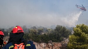 Ανεξέλεγκτη η φωτιά στην Πάρνηθα: Αγνοείται 77χρονος στη Χασιά