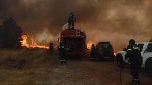 Πύρινη κόλαση στην Πάρνηθα: Απανωτά μηνύματα για εκκενώσεις οικισμών