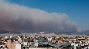 Στις φλόγες παραδόθηκαν σπίτια στη Φυλή: Μεγαλώνει το πύρινο μέτωπο
