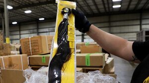 Οι γυναίκες των Άνδεων «υφαίνουν» τις περούκες της ελπίδας