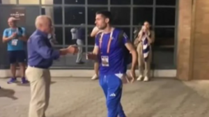 Μίλτος Τεντόγλου: Ποιος είναι ο άνθρωπος που απέφυγε να χαιρετήσει για να πάει στον παππού του 