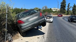 Μετά την εκτροπή, ακολούθησε καραμπόλα και το αυτοκίνητο "καρφώθηκε" σε χωράφι!