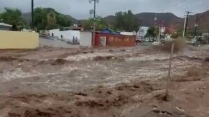 ΗΠΑ: Εξασθενημένος αλλά ακόμη επικίνδυνος ο τυφώνας Χίλαρι