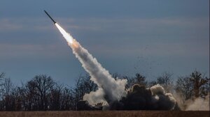 Το Κίεβο έπληξε γέφυρα που συνδέει την Κριμαία με την ηπειρωτική Ουκρανία