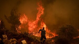 Φωτιά στην Πάρνηθα: Βίντεο "φουντώνει" το σενάριο του εμπρησμού