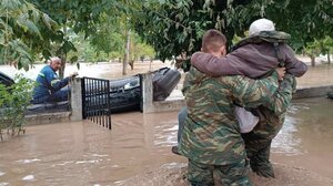 Κακοκαιρία Daniel: Ολονύχτια μάχη της Πυροσβεστικής και του Στρατού για τους απεγκλωβισμούς