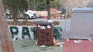 Ξεχειλίζουν οι κάδοι στην παιδική χαρά...