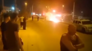 Πεδίο μάχης η λεωφόρος ΝΑΤΟ: Ομάδα ατόμων πυρπόλησε λεωφορείο - Συγκρούσεις με ΜΑΤ