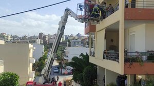 Φωτιά σε πολυκατοικία στο Ηράκλειο - Απεγκλωβισμός ενοίκων - Δείτε βίντεο