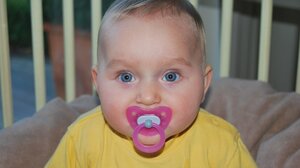 Τρία κόλπα για κόψετε την πιπίλα στο μωρό