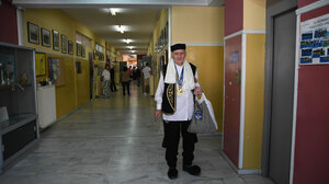 Πήγε να ψηφίσει με τα τσαρούχια και την γκλίτσα- Δείτε βίντεο