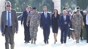 Κασσελάκης στην Κύπρο: Αμήχανος στην κατάθεση στεφάνου, απέφυγε τις ερωτήσεις