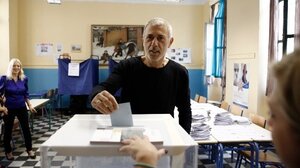 Ψήφισε ο Γιάννης Μώραλης στον Πειραιά 