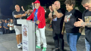 Δήμαρχος πανηγύρισε με καπέλο ΣΥΡΙΖΑ, μπλούζα ΝΔ και παπούτσια ΠΑΣΟΚ