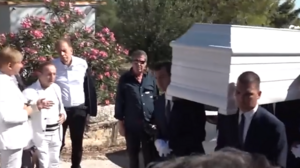 Μαίρη Χρονοπούλου: Με λευκά κοστούμια και μελωδίες της Ρεμπούτσικα το τελευταίο "αντίο"