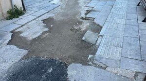 Έσπασαν το πλακόστρωτο για κάποιο έργο και μετά το εγκατέλειψαν!