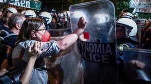 Επεισόδια με φωτιές σε κάδους και χημικά στα Εξάρχεια