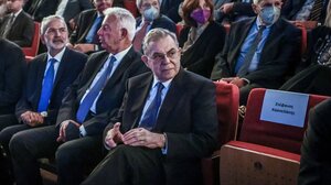 Δηκτική και επιδεικτική η απουσία Κασσελάκη από την εκδήλωση για τον Κώστα Σημίτη