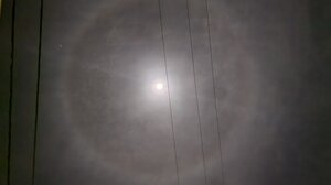 Εντυπωσιακό "σεληνιακό φωτοστέφανο" στον νυχτερινό ουρανό της Κρήτης