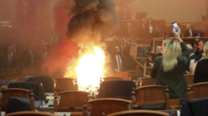 Χαμός στην αλβανική Βουλή: Αντίπαλοι του Ράμα άναψαν καπνογόνα!