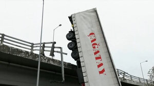 Θεσσαλονίκη: Φορτηγό έπεσε από γέφυρα - Δείτε βίντεο